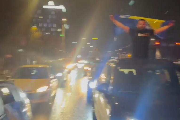 Pogledajte kako se u Sarajevu slavi plasman na SP. Kolone vozila su nepregledne