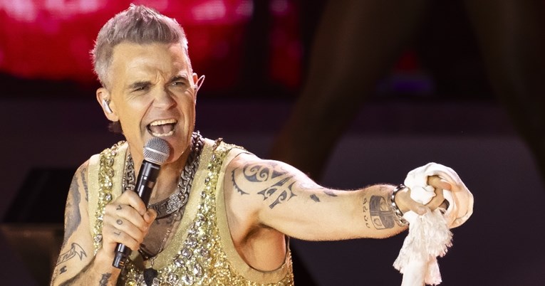 Robbie Williams zaplakao iza pozornice u dosad neviđenoj snimci