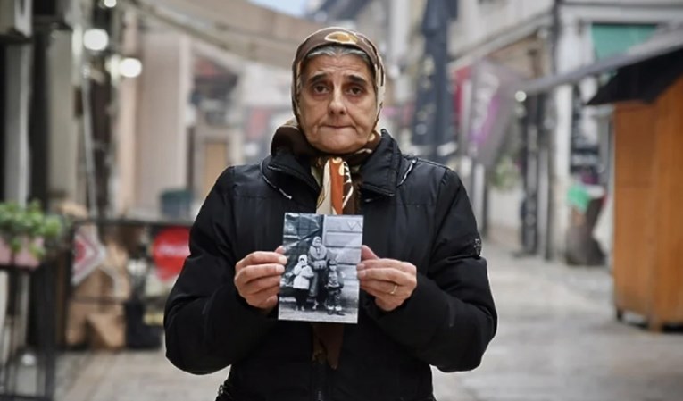 Sina od 7 godina 1994. joj je ubio snajper, ona danas prosi u Sarajevu. Ovo je priča