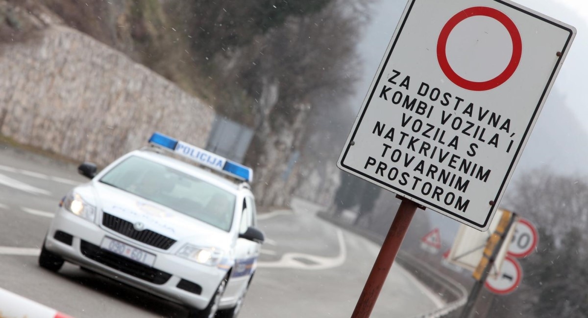 Na magistrali između Karlobaga i Sv. Marije Magdalene puše jak vjetar