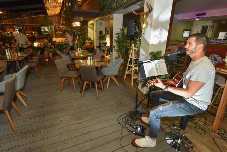 Boris Rogoznica nastupao u restoranu u Zadru, fotke otkrivaju pred koliko ljudi