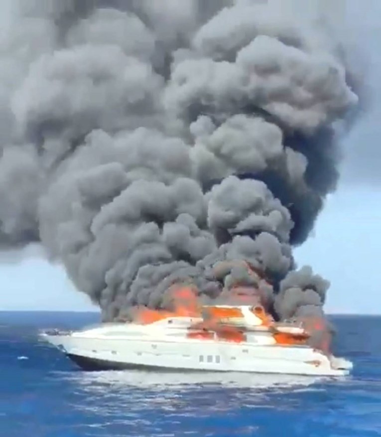 Zapalila se superjahta kod Ibize, pogledajte snimku