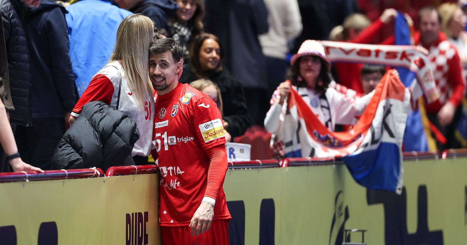 Kapetan hrvatske rukometne reprezentacije nakon poraza potrčao supruzi u zagrljaj