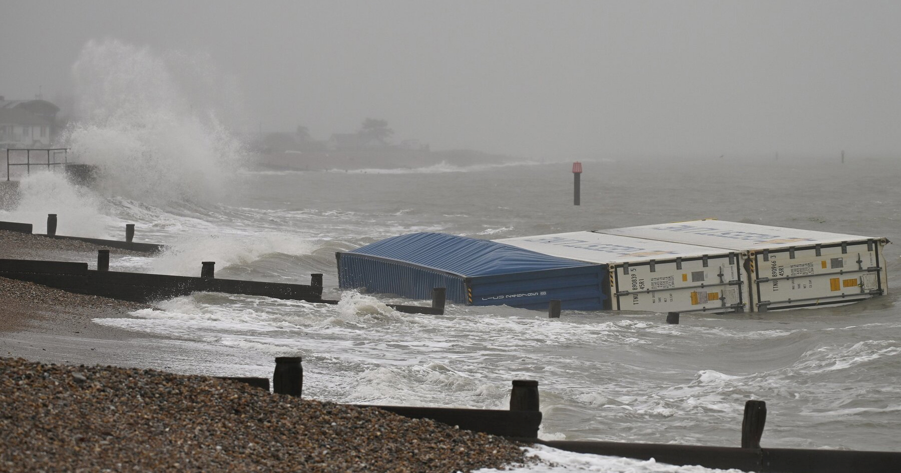 Kruzer zaglavio u Southamptonu nakon pada kontejnera s bananama s obližnjeg broda