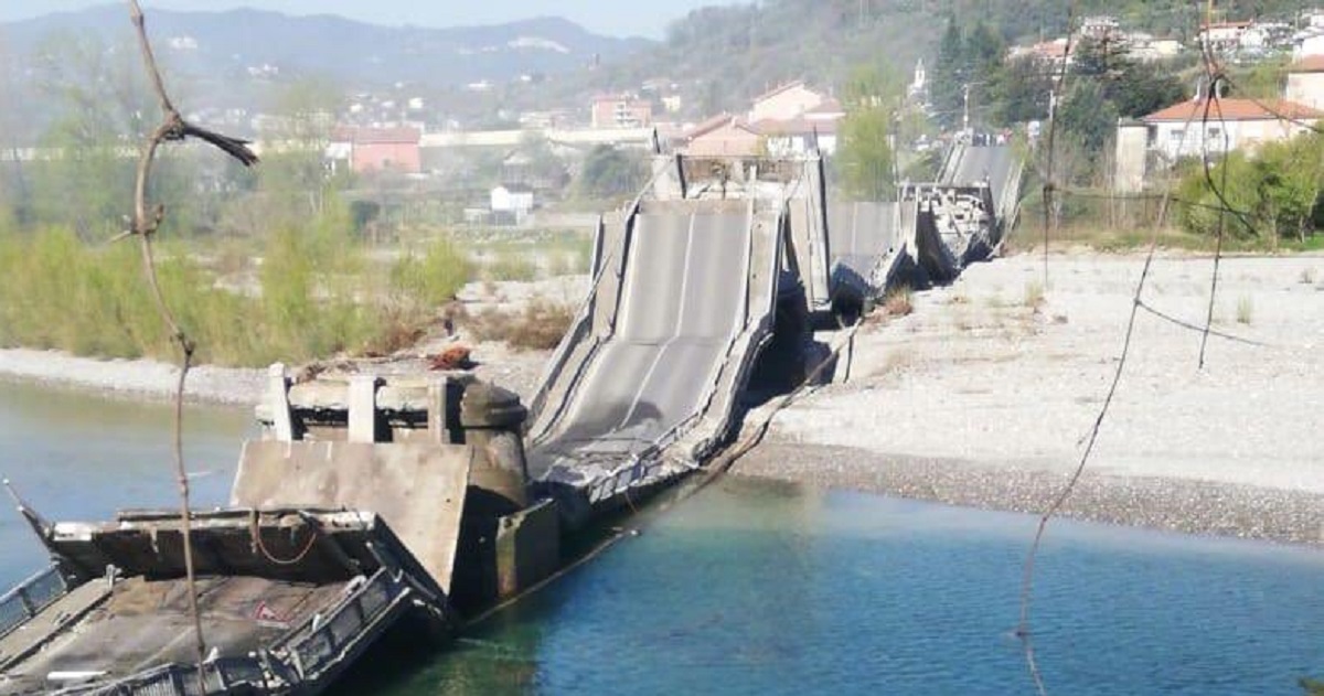 VIDEO U Italiji se srušio most na prometnoj cesti. Na njemu su bila samo dva vozila