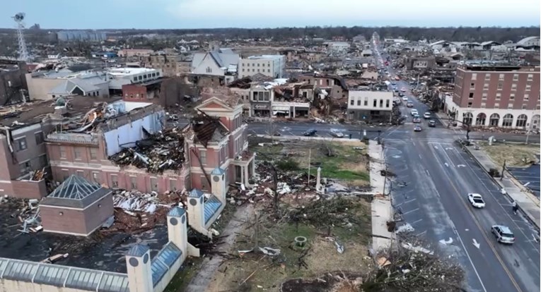 Tornado u SAD-u grad pretvorio u ruševine, mnogo je nestalih: "Ovo je kao ratna zona"