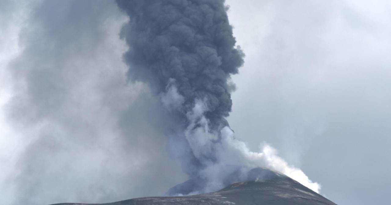 Etna izbacuje pepeo i lavu. Zračna luka u Cataniji zatvorena