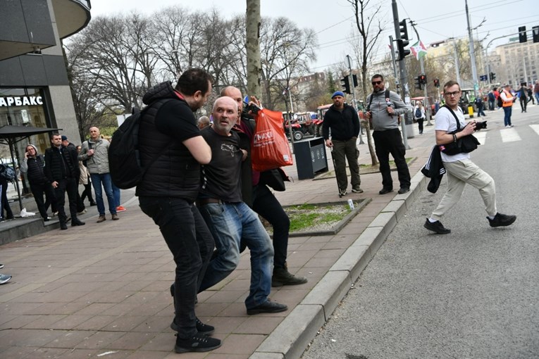 VIDEO Muškarac uhićen ispred Skupštine Srbije, redarima prijetio bombama