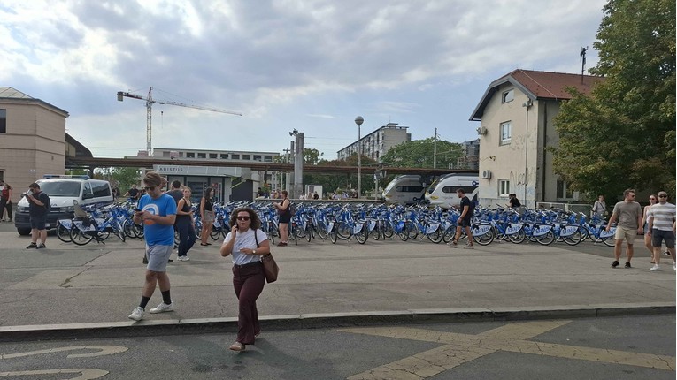 FOTO Hrpa Bajseva kod Glavnog kolodvora uoči prosvjeda za Liku