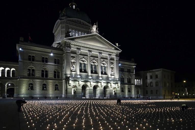 Pred švicarskim parlamentom 11.000 svijeća za žrtve covida