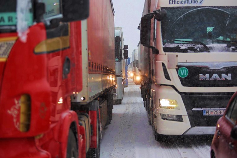 VIDEO Zbog snijega kaos na autocesti A1. Kolone su kilometarske, zaglavili kamioni