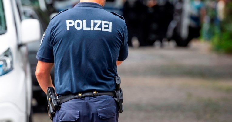 U Njemačkoj je netko zamijenio zastavu duginih boja sa svastikom, pozvana policija