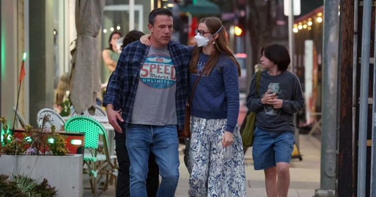 Kći Bena Afflecka zbog bolesti stalno nosi masku: "Medicina nema uvijek odgovore"
