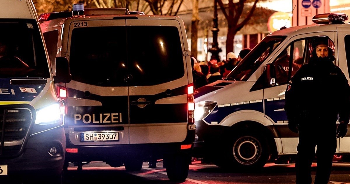 Brutalan napad na tinejdžericu u Berlinu: Tjerali je da im ljubi noge i cipelarili je