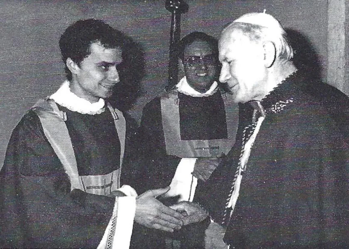Fotografija iz 1982. godine: Papa Lav XIV. rukuje se s papom Ivanom Pavlom II.