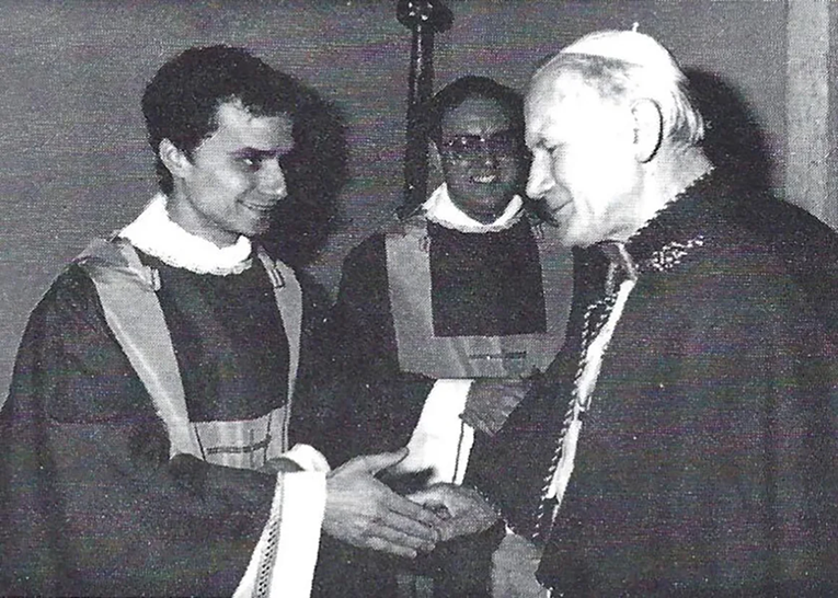 Fotografija iz 1982. godine: Papa Lav XIV. rukuje se s papom Ivanom Pavlom II.