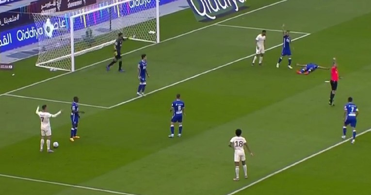 Igrač se srušio na terenu. Drugi pohitali u pomoć, a pogledajte što je radio Ronaldo