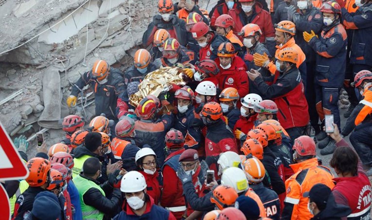 U potresu u Turskoj poginulo najmanje 100 osoba