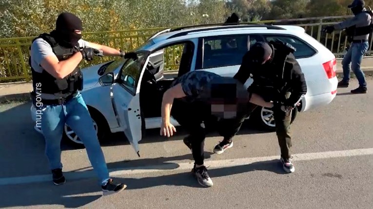 U Srbiji policajci s uperenim oružjem izvukli krive mladiće iz auta i prebili ih