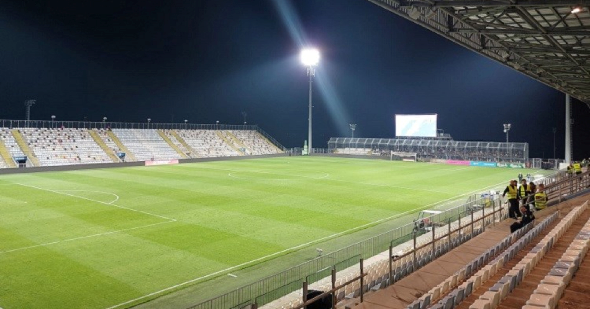 Na derbiju Rijeke i Hajduka privedeno 7 navijača. Oštećene sjedalice i zaštitna mreža