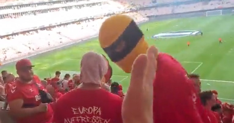 VIDEO Normalni navijači Kolna u Nici pjevali huliganima "Mi smo Koln, a ne vi"