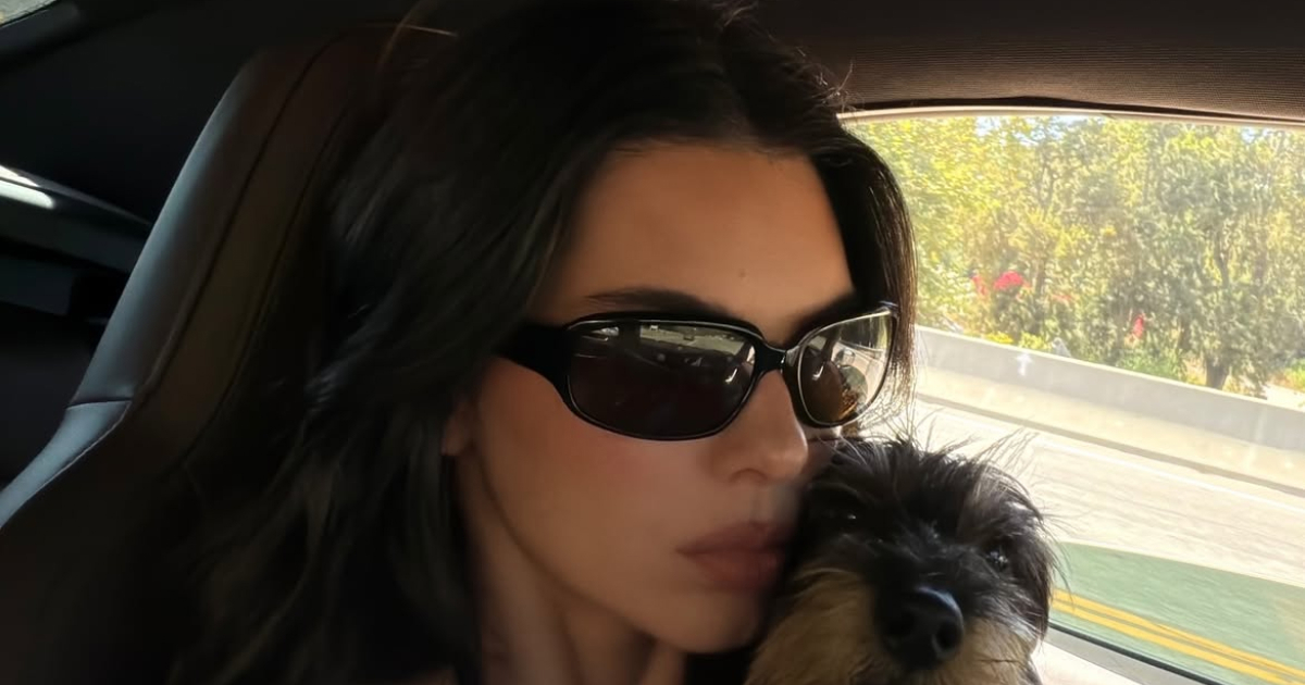 Kendall Jenner pozirala u crvenom bikiniju uz slap: Baš sam sretnica
