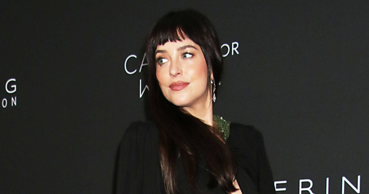Gola leđa, duboki izrez i svjetlucava kapuljača: Dakota Johnson privukla poglede