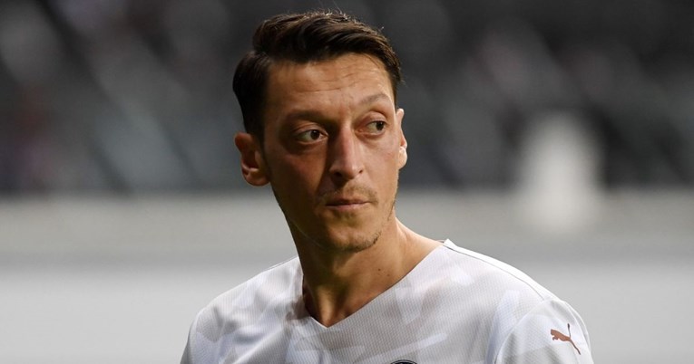 Özil izašao na poluvremenu pa iznenada završio karijeru