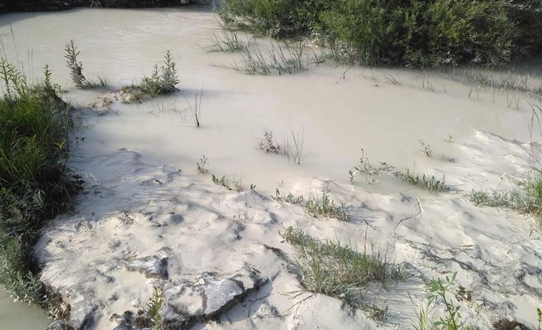 VIDEO Na odlagalištu u Pazinu se nakon kiše otvorio golemi krater, a rijeka pobijelila