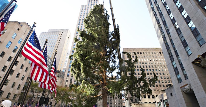 Ljudi se sprdaju s drvcem ispred Rockefeller centra u New Yorku: Ima li koronu?
