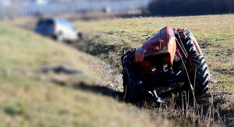 Poginuo traktorist nakon što se automobil zabio u traktor