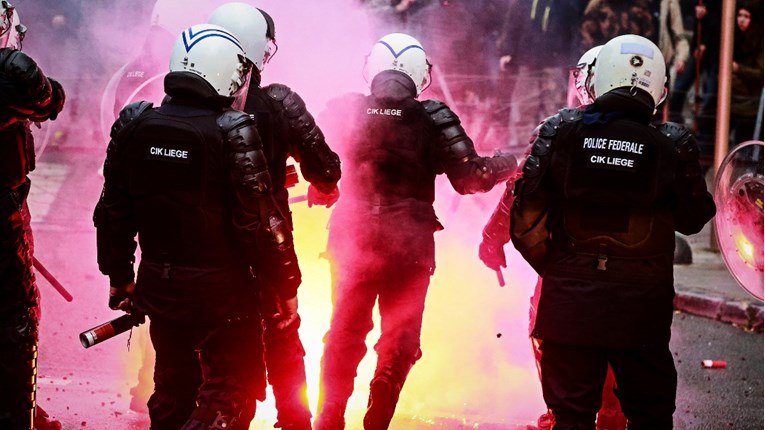 VIDEO Diljem Europe izbili nasilni prosvjedi protiv mjera i covid-potvrda