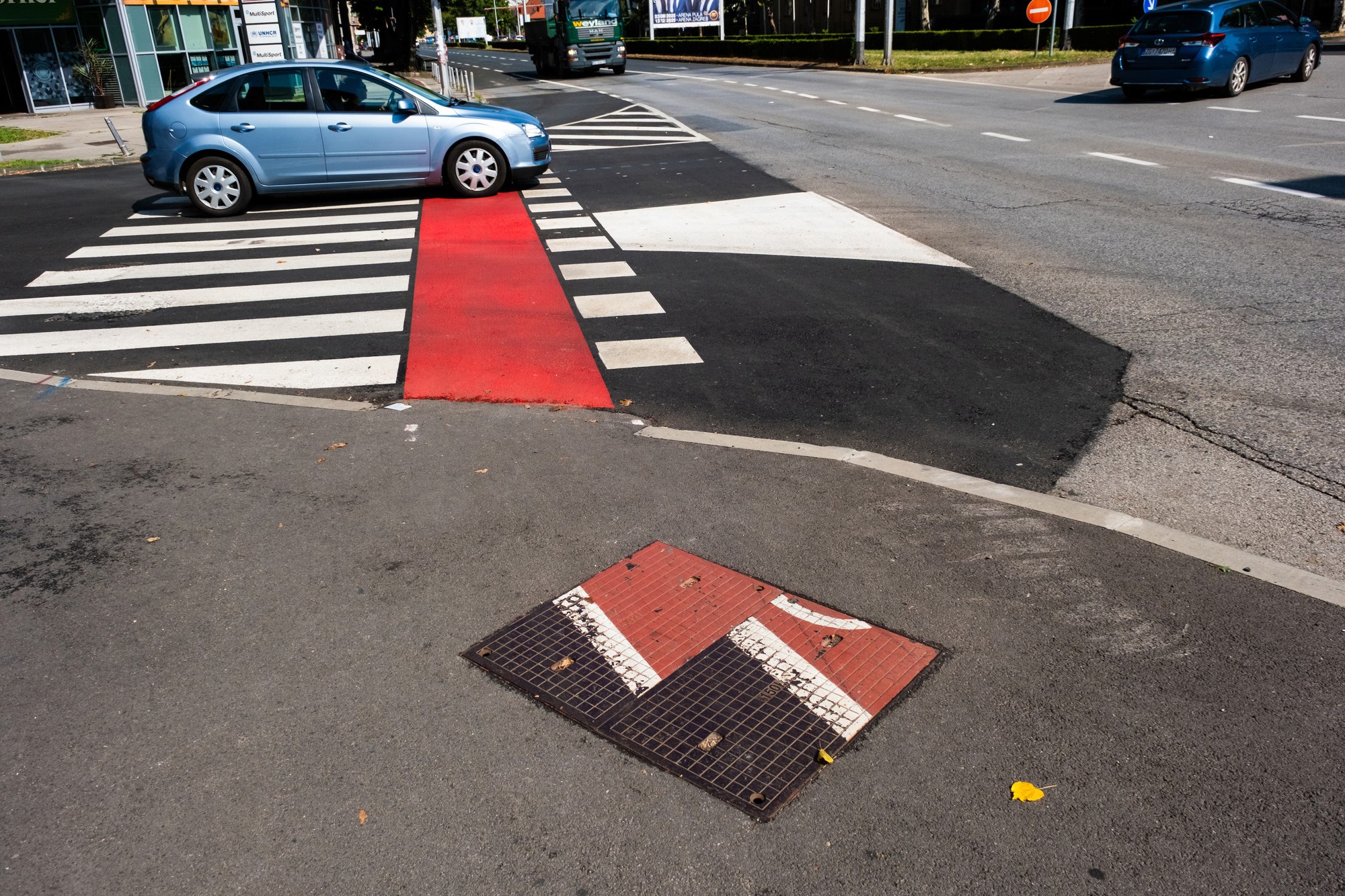 Fejsom se širi fotka šahta u Zagrebu. Obojan je u bojama zebre i biciklističke staze