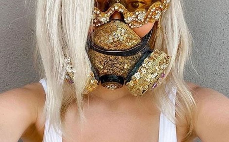 Cura se pohvalila neobičnom zaštitnom maskom, njezin dekolte ukrao svu pažnju