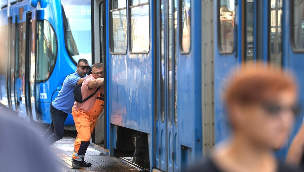 VIDEO U centru Zagreba se pokvario tramvaj, gurali ga i građani