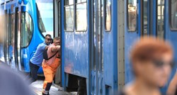 VIDEO U centru Zagreba se pokvario tramvaj, gurali ga i građani