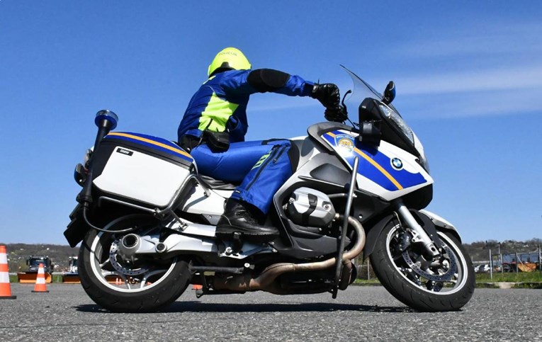 Policajac na motoru nije držao razmak pa udario u auto u Bjelovaru