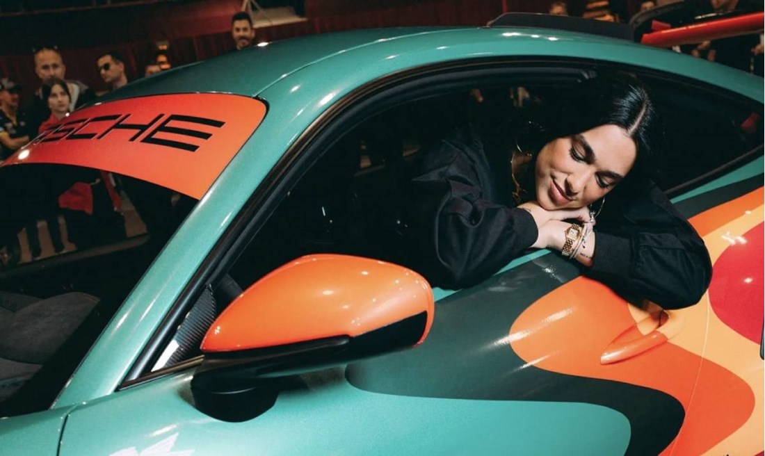 Dua Lipa dizajnirala Porsche, zarada od prodaje ide na Kosovo