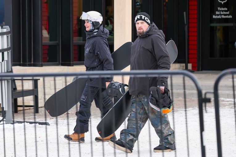 Cameron Diaz s mužem snimljena na poznatom skijalištu, bili su dobro raspoloženi