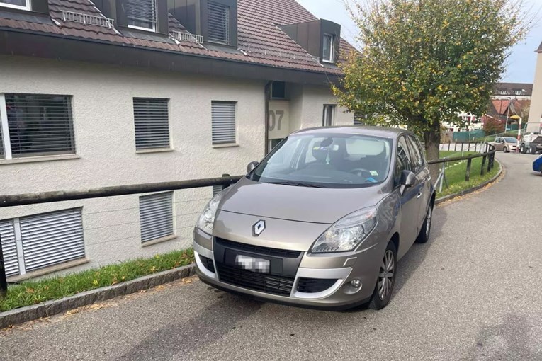 Švicarku triput u par minuta pregazio vlastiti auto
