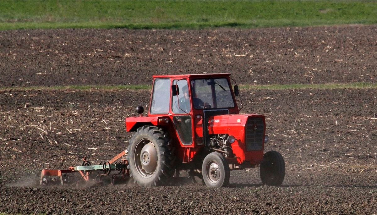 Prevrnuo se traktor u Baranji, poginuo 78-godišnji vozač