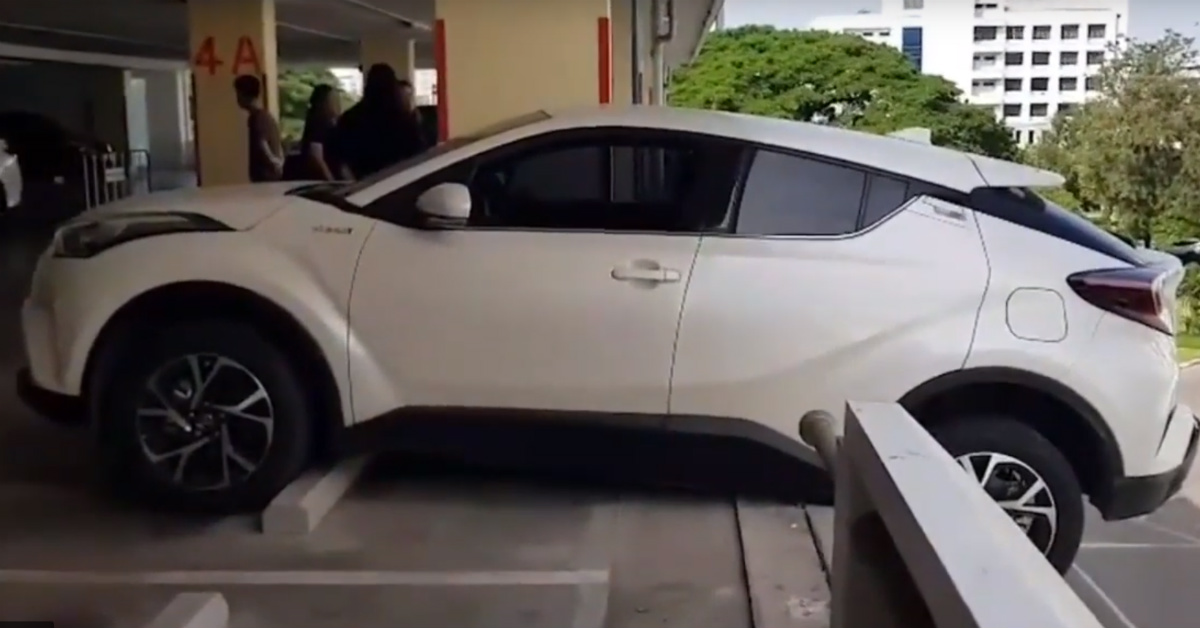 VIDEO Slučajno ubacila u rikverc pa sekundu kasnije visjela s ruba zgrade