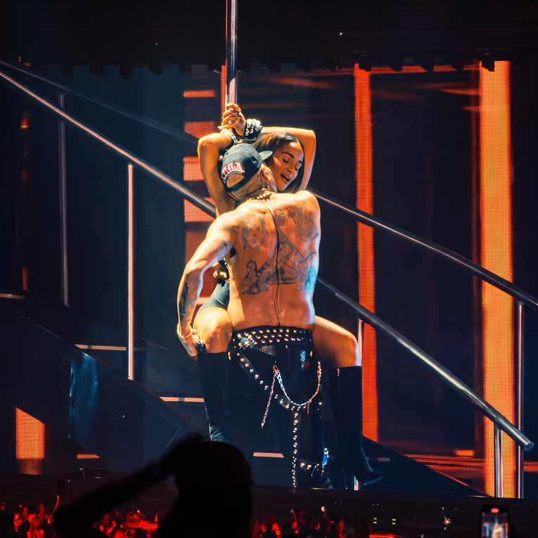 Chris Brown ljubio obožavateljicu na pozornici, komentari ne prestaju