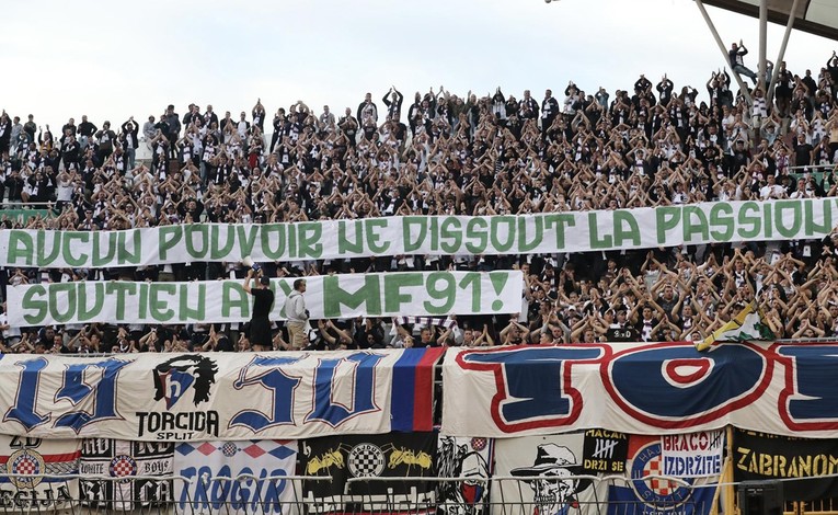 Torcida izvjesila transparent na francuskom jeziku. Evo o čemu se radi