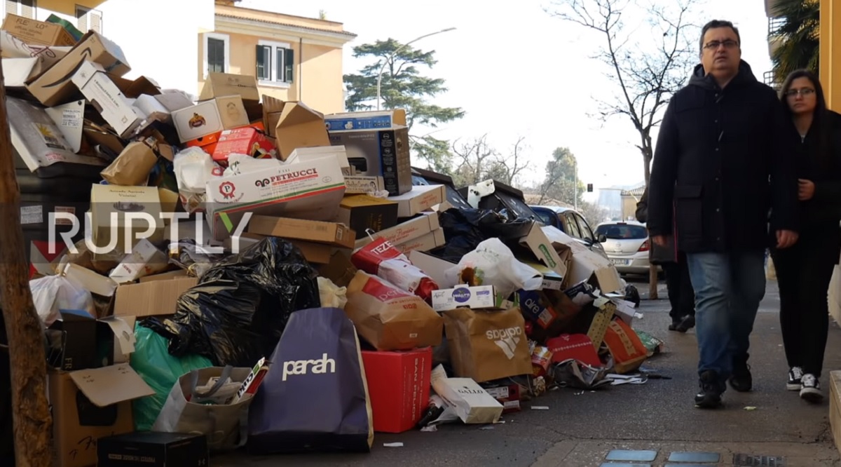 Rim je doslovno zatrpan smećem, šire se bolesti, na ulicama štakori...