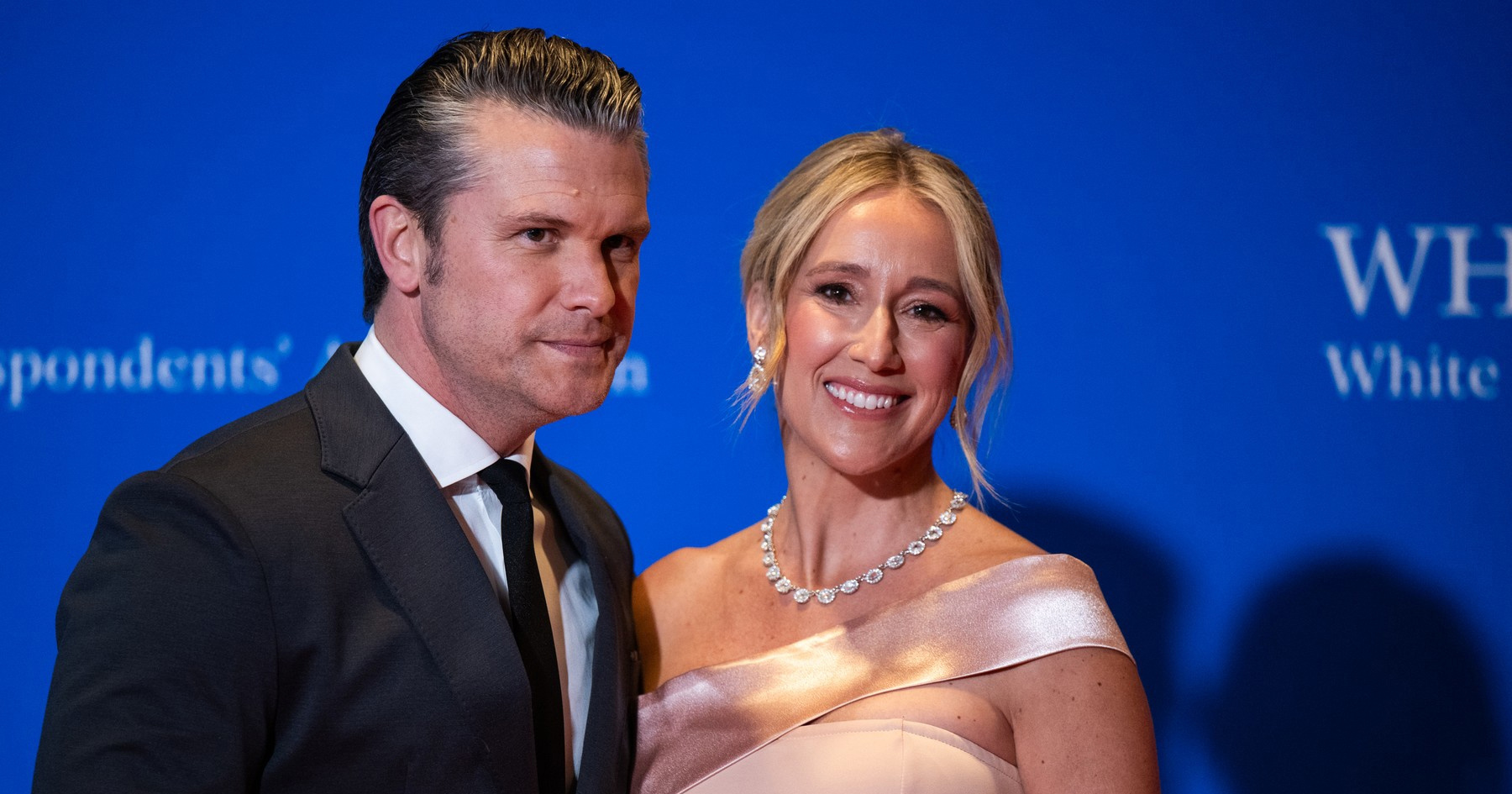 Žena američkog ministra obrane u središtu pažnje zbog "haljine s Temua"