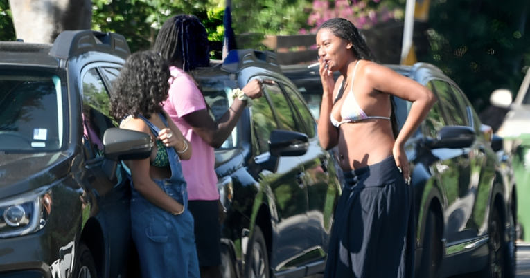 Mlađa Obamina kći snimljena kako puši na parkingu, ljudi se pitaju što će tata reći
