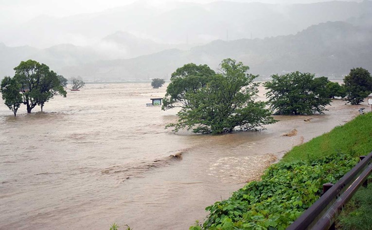 Deseci tisuća Japanaca moraju napustiti domove zbog poplava i klizišta