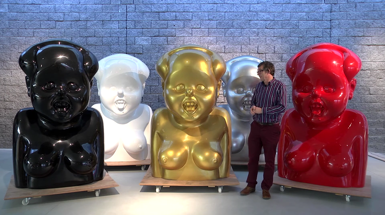 Kineski umjetnik radio satirične skulpture Mao Ce-tunga. Dobio je tri godine zatvora