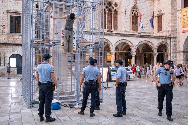 Pola sata stajao na ogradi oko Orlandovog stupa u Dubrovniku, spustila ga policija